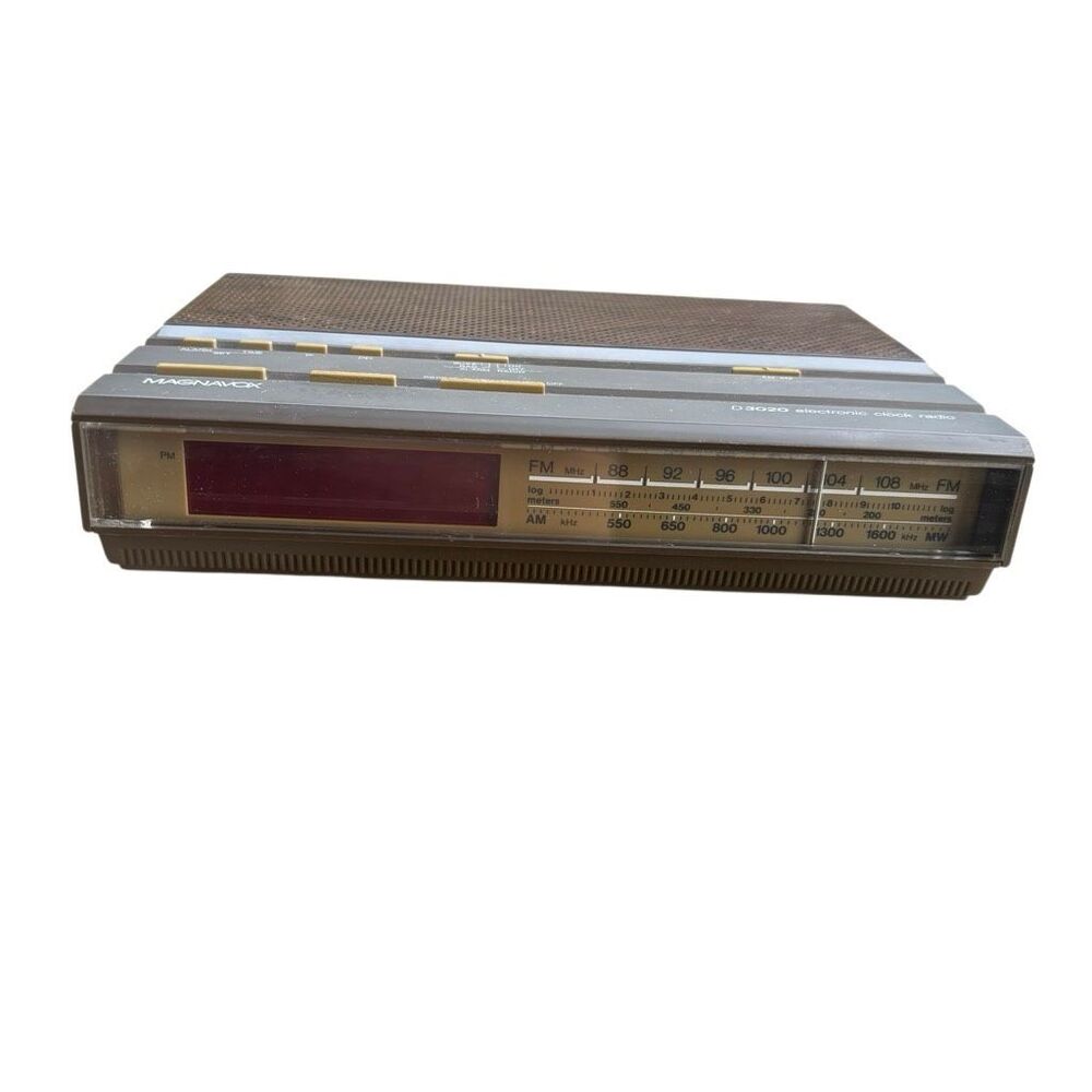 Vintage Magnavox D3020 Electronic Clock Radio AM FM Simulated Woodgrain Tested